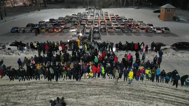 Автомобилисты Красноярска соберут ёлочку из машин Как отмечают организаторы традиция берёт начало с 2019 года и с каждым разом привлекает всё больше участников Если в первый раз в построении ёлки из машин участвовало всего 89 автомобилей то в 2022 году их количество выросло до 700 а в 2023 до 800 Сбор участников намечен на 20 декабря в Емельяновском районе по координатам 56 060991 92 678324 Акция продлится с 14 00 до 23 00 Фото Автокайф Автомобильное сообщество Красноярска Подписаться на sibnovosti ru предложить новость