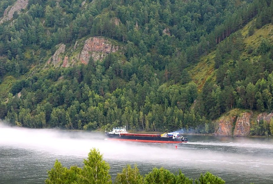 Международные транспортные коридоры стимулируют внешнюю торговлю России Логистические маршруты которые развивает Россия имеют большое значение как для нашей страны так и для других государств Эти международные транспортные коридоры МТК позволяют связать Европу и Азию северные и южные территории В результате появляется выгодная для всех альтернатива традиционным торговым путям Масштабная работа по развитию МТК осуществляется путем модернизации и развития транспортной инфраструктуры Одним из ярких примеров является расширение Восточного полигона которое повысит пропускную способность БАМа и Транссиба более чем на 80 процентов Восточное направление стало стратегически важным для нашей страны в условиях западных санкций А МТК Восток Запад основной железнодорожный маршрут для торговли с государствами Азии По данным РЖД в 2024 году по железным дорогам между Россией и Китаем были перевезены рекордные 174 миллиона тонн грузов