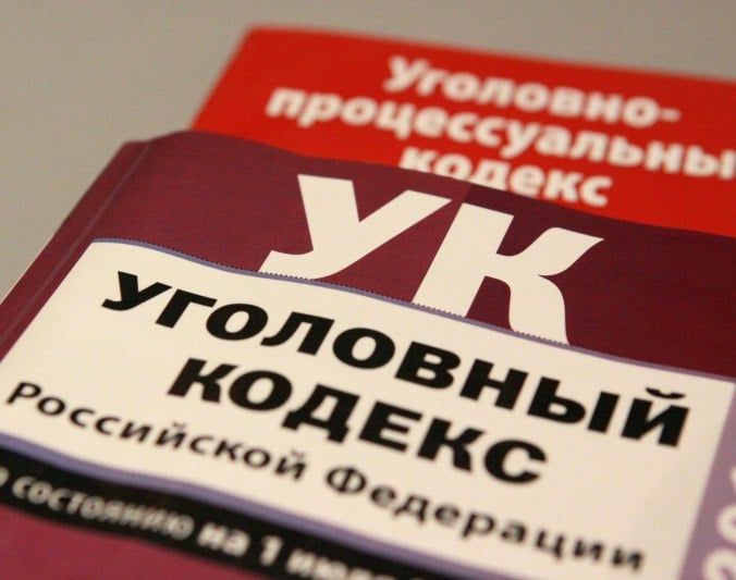 Возбуждено уголовное дело в отношении жителя Ольховского района, подозреваемого в неисполнении родительских обязанностей  Дознавателем Отделения МВД России по Ольховскому району возбуждено уголовное дело в отношении 37-летнего местного жителя. Он подозревается в совершении преступления, предусмотренного ст. 156 УК РФ – «Неисполнение обязанностей по воспитанию несовершеннолетних детей». Как установили инспекторы подразделения по делам несовершеннолетних, мужчина, будучи в состоянии алкогольного опьянения систематически устраивал скандалы дома и в присутствии детей применял физическую силу в отношении своей супруги. Его 12-летний сын, пытаясь заступиться за мать, также подвергался жестокому обращению. Мужчина оскорблял ребёнка грубой нецензурной бранью и применял к нему физическую силу. К подозреваемому применена мера процессуального принуждения в виде обязательства о явке.