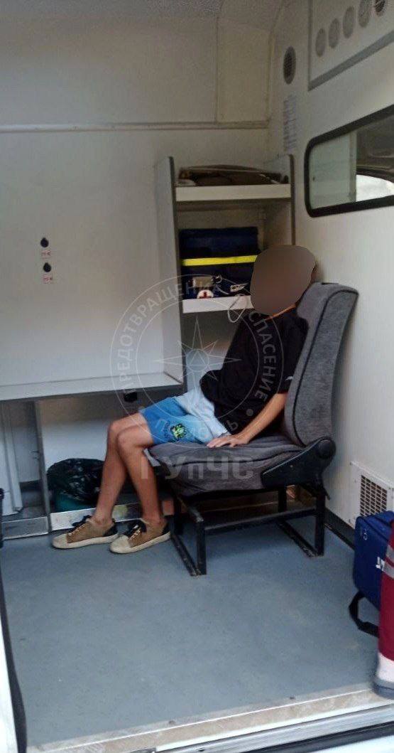 Спасательная операция в Рыбнице  На помощь 13-летнему мальчику 31 июля вечером приехали огнеборцы и спасатели. Подросток залез на огромный орех. На уровне четвёртого этажа понял, что слезть не может, под ним хрустели и ломались ветки, держался он изо всех сил и звал на помощь маму. Она и позвонила на единый номер спасения.   Диспетчер на линии «101» сразу отправила на место происшествия спасателей, один расчёт пожарных и автоколенчатый подъёмник с люлькой. Ситуация была опасная, и обстоятельства могли измениться в любую минуту. Пожарной технике было трудно подъехать к дереву. Это осложнило дело.  Двое огнеборцев на подъёмнике поднялись к мальчику и аккуратно пересадили его в люльку, спустили вниз. Подростка уже ждали медики и перепуганная мама. Ребёнку оказали помощь, он был очень напуган, его била дрожь, затекла нога.   Эта история закончилась хорошо! Но так бывает не всегда. Обязательно рассказывайте детям о правилах безопасности!     Пресс-центр МВД ПМР