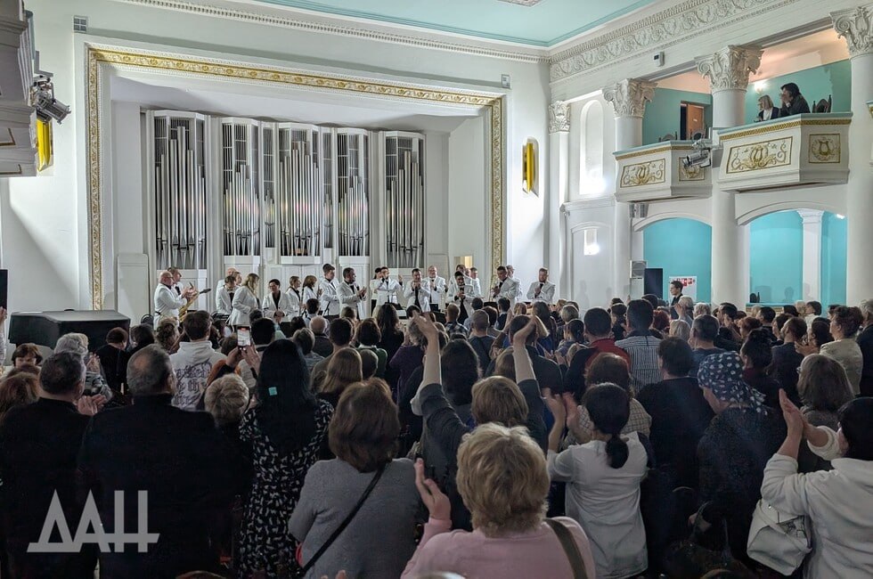 Во время войны — и такой коллектив! Донецких музыкантов в Уфе встретили овациями  Концертный оркестр духовых инструментов Донецкой филармонии продолжает турне по регионам России: уже состоялись концерты в Орске, Оренбурге, на двух сценах в Челябинской области, в Уфе, завтра по графику — Курганская область.  Гастроли организовал Росконцерт, а реализовать проект «Столетняя история Мосфильма» помог грант от Президентского фонда культурных инициатив. В столице Башкирии выступление артистов из сражающегося Донбасса приняли с восторгом.  «Главное, из Донецка приехал оркестр, вот где молодцы: во время войны — и такой коллектив! Все шикарно, просто молодцы», — сказала нашему корреспонденту одна из зрительниц.    Подробный репортаж с концерта читайте у нас на сайте       Написать в чат-бот