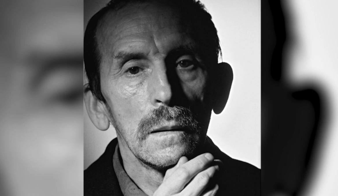 Ушёл из жизни художник Геннадий Устюгов В Санкт Петербурге скончался известный живописец Геннадий Афанасьевич Устюгов 1937 2025 яркий представитель ленинградского неофициального искусства 1970 1980 х годов Он родился в Токмаке обучался в Средней художественной школе испытывал влияние импрессионистов и Матисса работал на заводе и участвовал в выставках художников неконформистов Его работы хранятся в Эрмитаже Русском музее и других ведущих коллекциях России В творчестве часто прослеживаются образы Прекрасной Дамы и музыка Подробнее о жизни и наследии Геннадия Устюгова в материале ДП по ссылке com yury molodkovets Подписаться на ДП в Telegram MAX