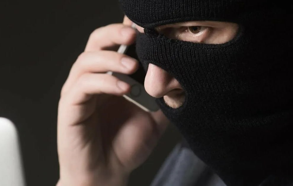 Мошенники придумали схему с якобы переоформлением тарифа интернета Аферисты при звонке называют домашний адрес россиян и предлагают сменить тариф домашнего интернета Когда выясняется что человек не живет по указанному адресу преступник предлагает исключить его из клиентской базы Далее злоумышленники просят жертву назвать код из смс Так мошенники получают доступ к персональным данным россиян Предупредите близких Подписаться на truekpru Читать нас в MAX