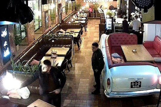 Вынесен приговор амурчанину устроившему стрельбу в ресторане Иволга Уголовное дело ранее судимого мужчины рассмотрел Благовещенский городской суд Его обвинили в преступлениях по части 2 статьи 213 и части 1 статьи 228 УК РФ В октябре 2025 года благовещенец со своей девушкой пришел в ресторан Иволга на улице Ленина Пара заказала алкогольные коктейли Затем между ними возник конфликт который перерос в громкую перепалку со взаимными оскорблениями В ходе ссоры гость ресторана достал сигнальный пистолет внешне похожий на боевой ТТ и произвел выстрел около девушки Его действия испугали сотрудников и посетителей заведения которые восприняли угрозу как реальную сообщили в пресс службе суда При задержании у мужчины нашли наркотики Выяснилось что в июле подследственный купил через мессенджер мефедрон и хранил его для личного использования Общий вес наркотика составил 0 52 грамма что считается значительным размером Подсудимый признал вину раскаялся и активно сотрудничал со следствием Это а также его благотворительная деятельность состояние здоровья и извинения потерпевшей стали смягчающими обстоятельствами Обстоятельством отягчающим наказание суд признал рецидив преступлений а также совершение преступления в состоянии опьянения Суд признал мужчину виновным в совершении преступлений и объединив их с ранее назначенным наказанием мирового судьи за умышленное причинение легкого вреда здоровью приговорил к 2 5 года колонии строгого режима Также суд постановил конфисковать в доход государства 57 тысяч рублей Это стоимость телефона использованного для приобретения наркотиков