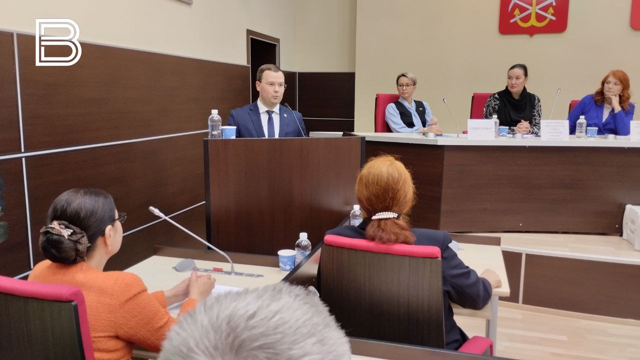 Главой Мурманска избран Иван Лебедев Совет депутатов Мурманска единогласным решением избрал новым главой города Ивана Лебедева Голосование прошло по новым правилам с учетом изменившегося законодательства На пост также претендовал Николай Малов однако большинство голосов депутаты отдали Лебедеву С 2021 по 2024 год он был главой Оленегорска В 2024 году стал первым заместителем главы администрации Мурманска В июле следующего года постановлением губернатора назначен временно исполняющим полномочия главы областного центра Иван Лебедев в 2012 году окончил Восточно Казахстанский государственный технический университет а в 2021 году Российскую академию народного хозяйства и государственной службы при Президенте РФ Трудовую деятельность начал на предприятии Северсталь Ресурс в Оленегорске где прошел путь от специалиста до менеджера по закупкам С 2018 года возглавлял учреждение спорта в Оленегорске позднее избран депутатом в местный Совет депутатов Он отмечен почетным знаком За заслуги перед Оленегорском и благодарственным письмом Мурманской областной думы Более десяти лет он работает на благо жителей Кольского Заполярья Все самые важные новости Telegram MAX