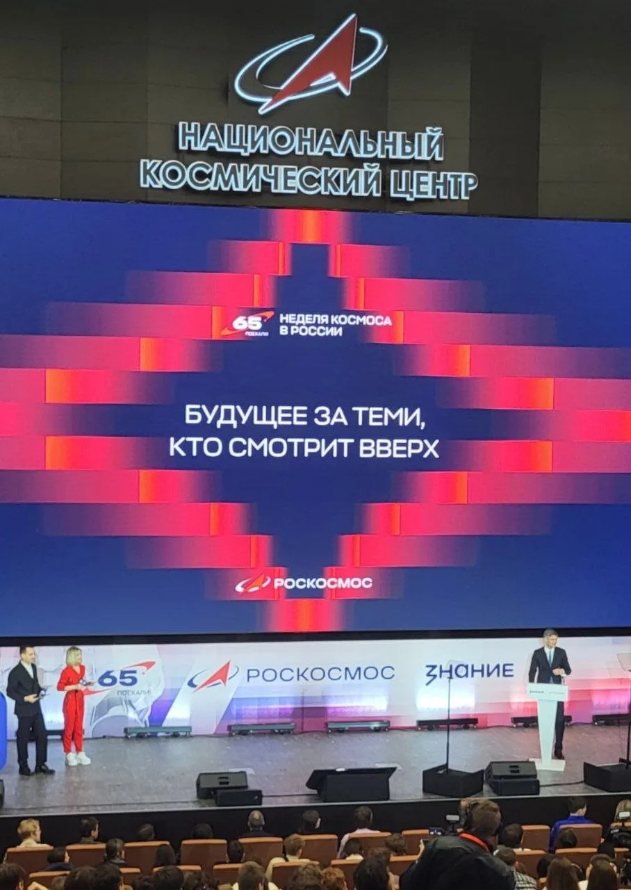 Глава Роскосмоса Дмитрий Баканов на просветительском марафоне общества Знание рассказал о будущем отечественного ракетостроения Во первых в России появится многоразовая ракета Радикально снизить стоимость запуска ракеты можно только с технологией возвращаемой первой ступени Вы знаете что уже есть одна страна которая этой технологией обладает в прошлом году наши китайские партнеры провели два испытания И мы точно также в этом направлении идем Во вторых в РФ в соответствии с мировыми тенденциями частники начнут запускать ракеты сверхлегкого класса В сверхлегком классе будем использовать конверсионные ракеты проект реализуется с привлечением частных инвестиций компании Новый старт