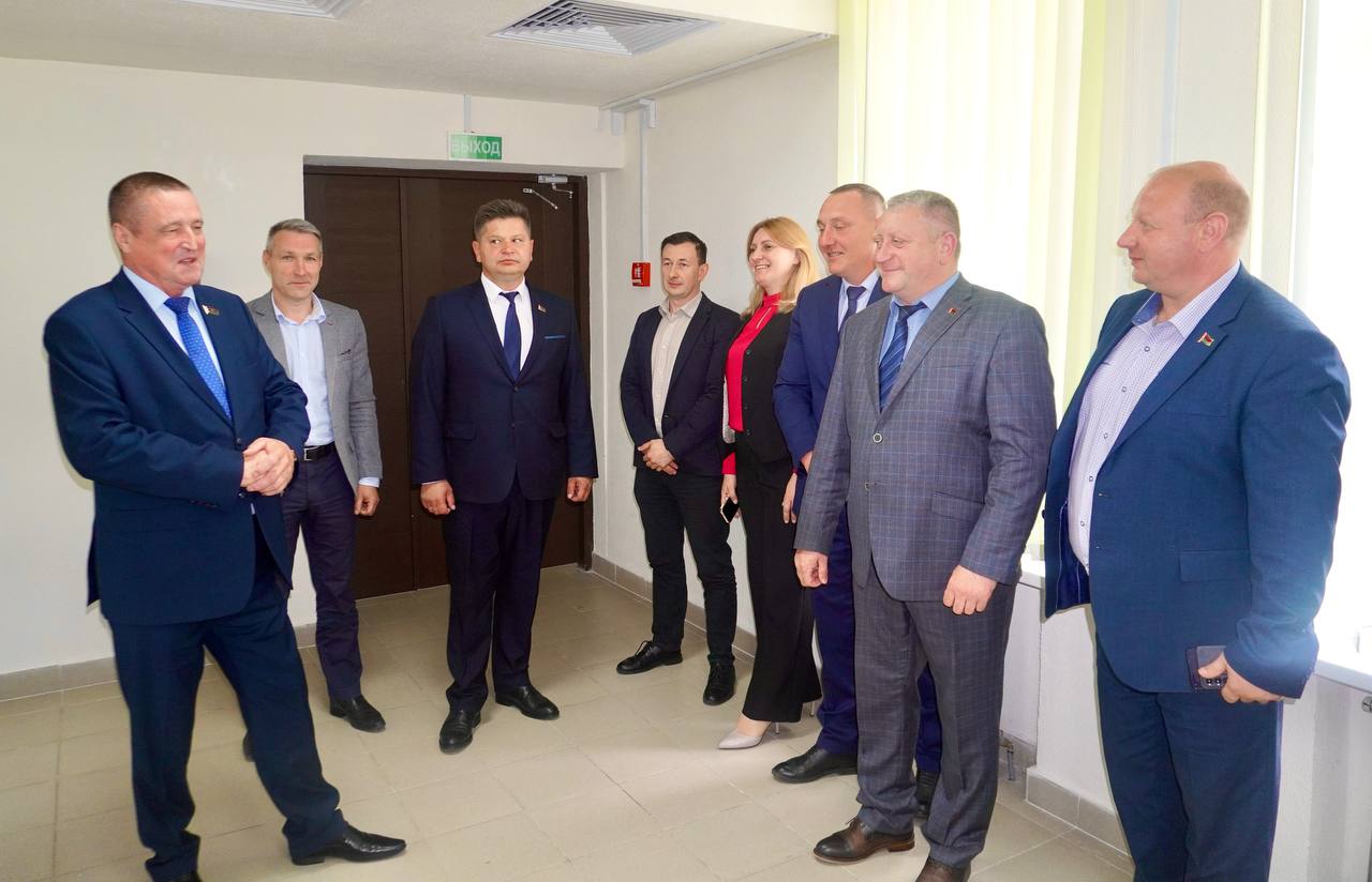 Председатель Постоянной комиссии Совета Республики Национального собрания Республики Беларусь по региональной политике и местному самоуправлению Леонид Заяц в рамках Единого дня информирования пообщался с трудовым коллективом холдинга «Купаловское» в Шкловском районе Главная тема: «Беларусь — страна возможностей. Молодежная политика на современном этапе». Леонид Константинович отметил, что в Беларуси осуществляется комплексная и масштабная работа с молодежью. В нашей стране молодое поколение может реализовать свой потенциал в полной мере. Особое внимание было уделено системе образования и поддержке семей. Обсуждены и основные вопросы деятельности холдинга «Купаловское».