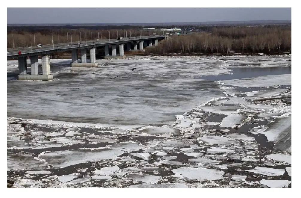 В Барнауле утверждён комплекс мероприятий по пропуску ледохода и прохождению паводка в 2026 году Такое постановление подписал глава города Вячеслав Франк Оно направлено на обеспечение безопасности населения сохранности сооружений мостов устойчивой работы объектов жизнеобеспечения на территории города До наступления паводка с населением проведут разъяснительные работы а также проинформируют о необходимых действиях в паводкоопасный период Для жителей из подверженных подтоплению мест определены пункты временного размещения сформированы запасы продуктов питания и товаров первой необходимости В ближайшее время начнутся работы по очистке кровель многоквартирных домов водоотводных устройств отмосток от снега и льда В период интенсивного снеготаяния организуют ежедневное ворошение снега и его вывоз Фото barnaul org Подписывайтесь на наш канал в MAX barnaul press
