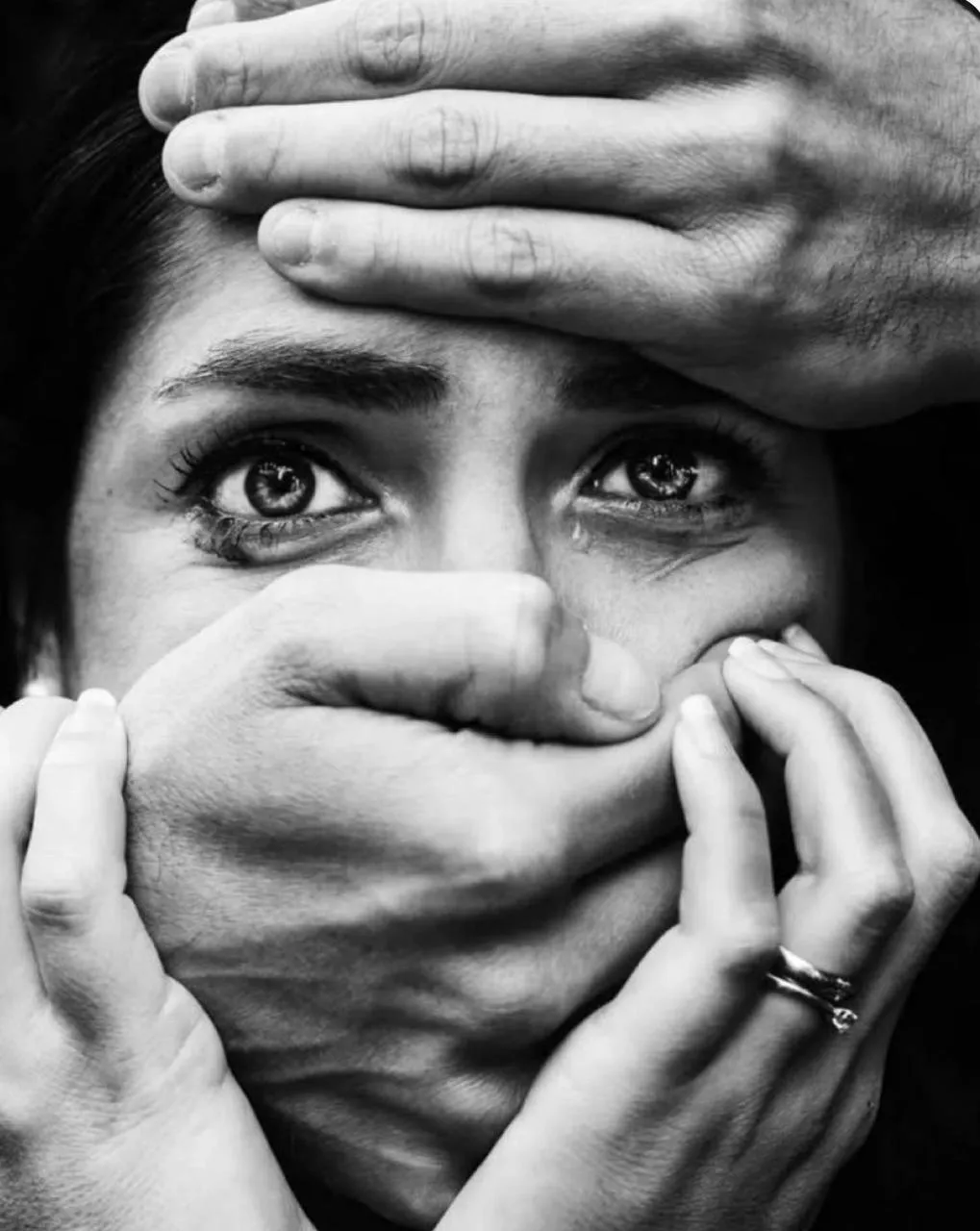 Два года ограничения свободы и крупный штраф за истязание беременной сожительницы приговор суда Крупского района Прокуратура Крупского района поддержала государственное обвинение по уголовному делу в отношении 33 летнего местного жителя Ранее несудимый мужчина признан виновным в систематических издевательствах над беременной женщиной Следствием и судом установлено с февраля по октябрь 2025 года фигурант находясь в состоянии алкогольного опьянения неоднократно устраивал семейно бытовые скандалы Зафиксировано три эпизода избиения Во время конфликтов длившихся по часу и более обвиняемый наносил потерпевшей удары руками по голове лицу и грудной клетке хватал и таскал ее за волосы Женщине причинены легкие телесные повреждения закрытый перелом костей носа ссадины а также многочисленные гематомы грудной клетки предплечий и спины сообщает служба информации прокуратуры Минской области В судебном заседании обвиняемый полностью признал вину и раскаялся С учетом представленных государственным обвинителем доказательств суд Крупского района вынес обвинительный приговор На основании ч 2 ст 154 УК Республики Беларусь виновному назначено наказание в виде 2 лет ограничения свободы с направлением в исправительное учреждение открытого типа а также штраф в размере 50 базовых величин 2250 рублей Приговор пока не вступил в законную силу и может быть обжалован Фото носит иллюстративный характер Крупки Новости в Instagram ТikTok