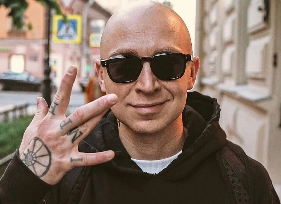 Oxxxymiron а заочно арестовали в России по делу о неисполнении обязанностей иноагента Смольнинский суд Петербурга заочно отправил под стражу Мирона Федорова Oxxxymiron на два месяца с момента его задержания на территории России сообщила глава пресс службы петербургских судов Дарья Лебедева Рэпера обвиняют по статье о повторном нарушении порядка деятельности иностранного агента Минюст внес Федорова в свой реестр в октябре 2022 го дело о неразмещении иноагенстких плашек возбудили в феврале 2024 года Фото Forbes