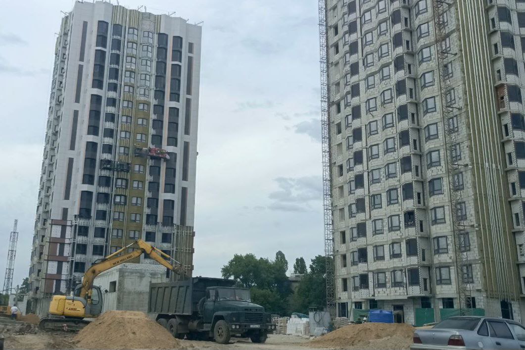 По утверждению руководителя аналитического центра «Движение.ру», Яна Гравшина, Воронежская область входит в тройку самых проблемных российских регионов по важному индикатору - соотношению распроданности и стройготовности У нас она составляет 51%, при условно нормальной в 70%. Это, по мнению аналитика, может привести к финансовым трудностям застройщиков и началу ценовых войн между ними. Хуже ситуация только в Краснодарском крае 45% и Челябинской 49% области. В среднем по стране соотношение распроданности и стройготовности снизилось с 85 до 73%. Как следствие, за последний год в России вдвое увеличилось число регионов, где рынок жилья находится под угрозой затоваривания. При этом Воронежская область находится на третьем месте в ЦФО по числу проданных квартир в апреле - 512 штук. Мы уступаем только Москве 7721 проданная квартира и Московской области 3566 квартир .