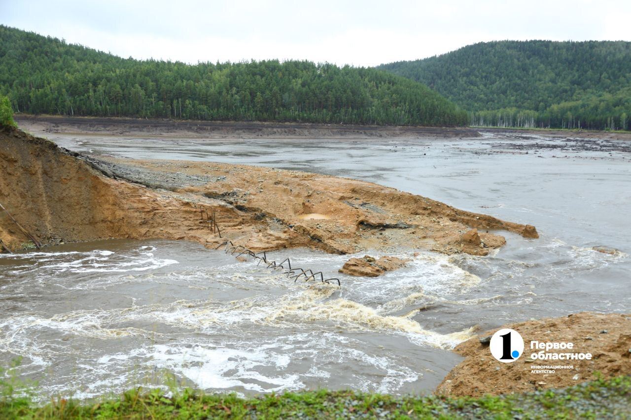 Киалимское водохранилище вновь заполнят водой  Сейчас рабочие отсыпают дорогу к месту прорыва, до 30 ноября здесь появится временная перемычка перед насыпной дамбой. Следующим этапом станет обследование прорыва старого сооружения, после чего будут принимать решение — нужен капитальный ремонт или реконструкция дамбы.   «В этом году у нас первостепенная задача — заполнение водохранилища до уровня, который позволит возобновить полноценное водоснабжение города», — подчеркнул мэр Карабаша Станислав Афанасенко.    / Прислать новость