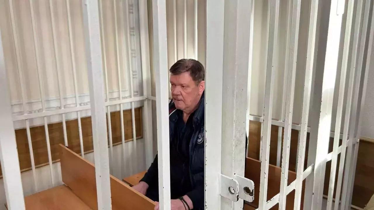 Суд снова отказался выпускать Владимира Егорова из СИЗО.  В Железнодорожном районном суде Красноярска прошло заседание, на котором рассмотрели продление меры пресечения владельца строительного холдинга «Сибиряк» Владимира Егорова.   Егорова подозревают в мошенничестве при строительстве развязки на Северном шоссе. Как заявляет следком, «Сибиряк» завысил стоимость балок и указал недостоверные сведения в проектной документации. Руководство «Сибиряка» и управления капитального строительства  УКС , которое согласовало стоимость, якобы похитило около 71 миллиона рублей.  Как сообщили в объединенной пресс-службе судов, меру пресечения продлили — Егоров останется в СИЗО до 18 мая 2025 года.