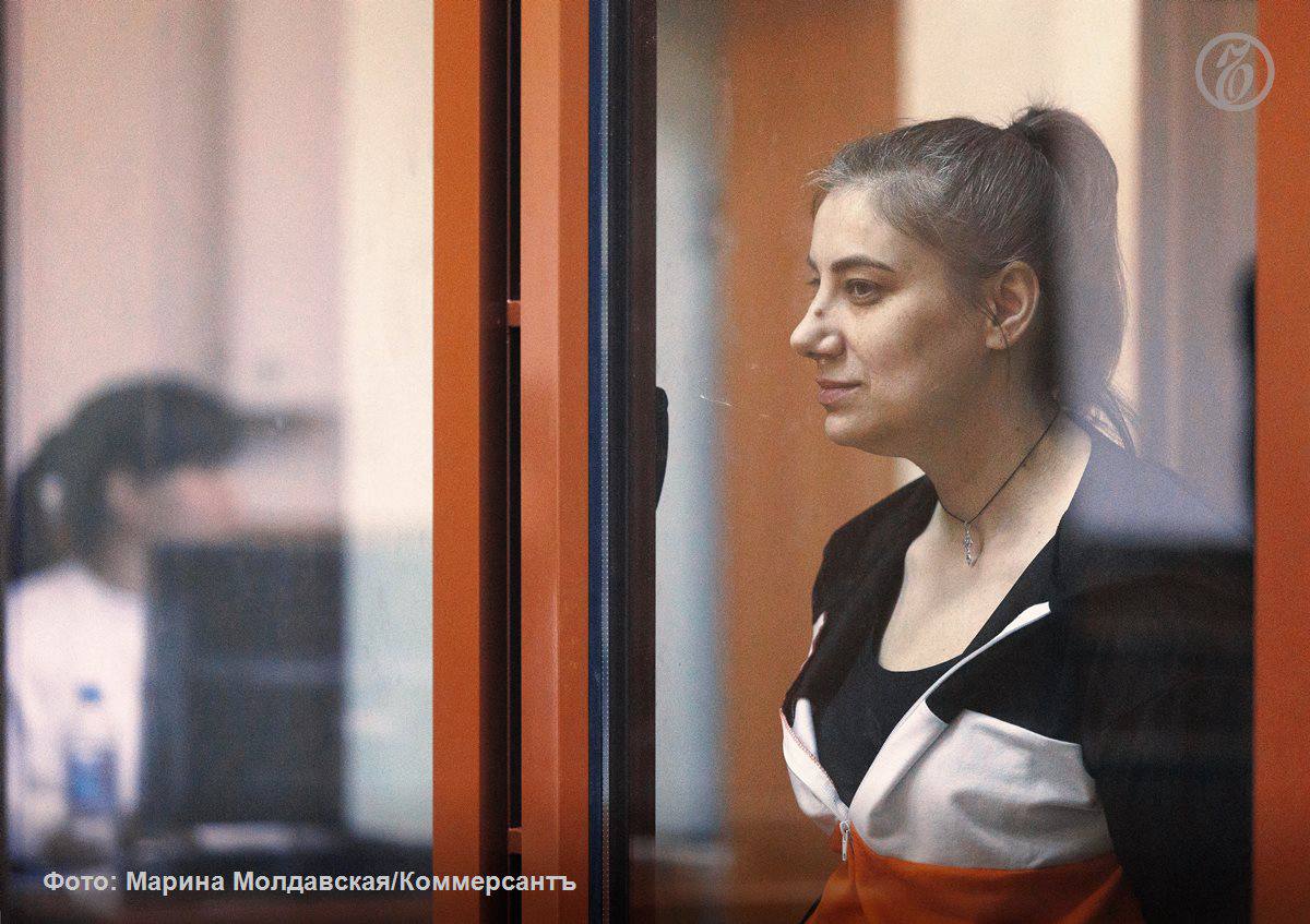 В Свердловском областном в суде Вероника Наумова — опекунша шестилетнего мальчика Далера, обвиняемая в его убийстве — выступила с последним словом и заявила, что не причастна к смерти малолетнего. Она полностью отрицает свою вину. «Наумова вину не признает и настаивает, что смерть ребенка наступила, когда его сестра находилась вместе с ним в ванной. Отец Далера требует моральную компенсацию в 10 млн руб., она будет выплачивать деньги, в случае, если суд удовлетворит это ходатайство», — сказал собеседник «Ъ-Урал». Подписывайтесь на «Ъ-Урал»