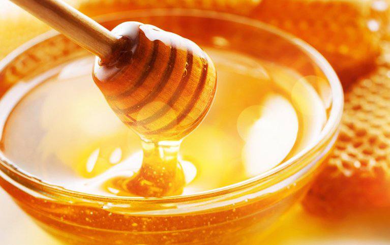 Роскачество назвало товары с наибольшим уровнем фальсификата Наиболее проблемными товарами за прошлый год оказались мед сыр в пицце оливковое масло и БАДы Об этом заявил руководитель Роскачества Максим Протасов С 2024 года мы ведем системную работу по очищению рынка меда сказал он в беседе с ТАСС В 2026 году мы продолжим мониторинг чтобы добиться полной прослеживаемости от улья до полки Говоря о сыре в пицце в 45 проверенных образцов организация выявила незаявленные растительные жиры В оливковом масле признаки фальсификации обнаружены в 47 образцах В первую очередь речь идет о примесях более дешевых масел Что касается БАДов то по результатам исследования добавок с Омега 3 стало понятно что содержание заявленных активных веществ находится на уровне от 15 до 60 Это говорит о дефектах входного контроля у ряда производителей технологических сбоях и даже в ряде случаев желании сэкономить на сырье в ущерб качеству пояснил Протасов Благополучные категории по итогам исследований 2025 года это цикорий макаронные изделия сыр с плесенью рыбные консервы из сардины и минтай Подписаться на Российскую газету в Читать нас в MAX