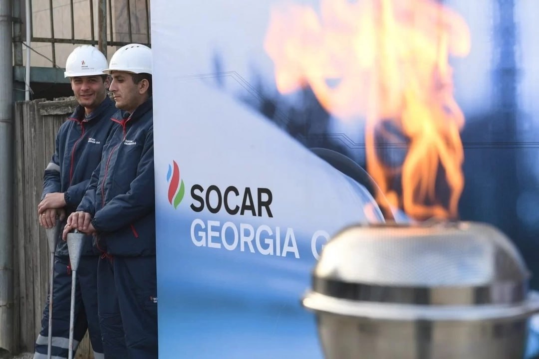 Удивительный локальный успех «Газпрома» фиксируется в Закавказье: российский газовый гигант сумел в Грузии обогнать по объему поставок в денежном выражении Азербайджан. Баку на всем протяжении ведения статистики был уверенным лидером по поставкам газа в Грузию, однако в последнее время его доля неуклонно падает, а российская, в свою очередь, растет. Грузия потратила $100,6 млн на импорт газа из России в I квартале текущего года, в то время как объем закупок у Азербайджана составил $82,4 млн. В течение девяти месяцев прошлого года Грузия приобрела у соседа газа всего на $160,2 млн, что почти в два раза меньше, чем в 2023 году, когда цифра составила $313,5 млн. В тот же период прошлого года объемы импорта из России заметно увеличились, выросли на $90,1 млн, что на 6,5% больше, чем годом ранее. Цифры, конечно, не самые значительные для общих объемов Газпрома, но сама тенденция интересная — условно пророссийский разворот Грузии имеет под собой не только политическую, но и экономическую подоплеку. Вполне вероятно, что правильный внешнеполитический и внутриполитический курс Тбилиси Москва подкрепляет определенными скидками на энергоносители. Ну а азербайджанский газ с распростертыми объятиями встретят в Европе, особенно если его объемы нарастить за счет «смены прописки» каких-то объемов российского топлива. Впрочем, эту тенденцию может изменить угроза президента США Дональда Трампа в случае отказа России от мирных переговоров с Украиной усилить экономическое давление на страны, закупающие российские энергоносители. Запасаемся чак-чаком и катыком, уважаемые читатели, и внимательно следим за развитием событий.