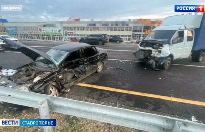 На Ставрополье в ДТП погиб водитель «Лады Приоры» Ставропольские госавтоинспекторы выясняют обстоятельства ДТП, в котором один человек погиб, еще двое – среди них подросток – получили травмы. Все произошло участке трассы «Кавказ» в Пятигорске. По предварительным данным, водитель «Лады Приоры», выезжая со второстепенной дороги на главную, не предоставил преимущества в движении грузовой «Газели» и столкнулся с ней. Водителя «Лады» – 41-летнего жителя Новоселицкого округа доставили в больницу, где, несмотря на усилия медиков, он скончался. Двух его пассажиров 39 и 13 лет также госпитализировали в больницу. Все детали происшествия уточняются.