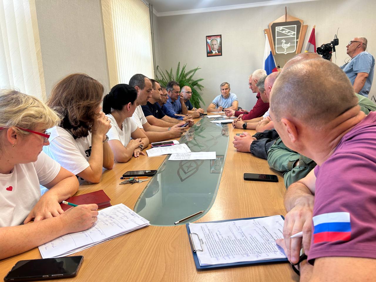 Во Льгове вернули свет и воду в пострадавшие от урагана дома По нескольким адресам водо- и электроснабжение возобновят в ближайшее время в силу технических особенностей подключения, сообщил врио первого замгубернатора - председателя Правительства региона Александр Чепик. Он приехал во Льгов 12 июля, чтобы проконтролировать ход ремонтно-восстановительных работ, по поручению врио губернатора Александра Хинштейна. Он лично посетил пострадавшие дома, пообщался с жителями, провёл два совещания с местными властями, коммунальщиками. - Нахожусь на связи с главами других районов, пострадавших в результате непогоды. Всего по области около 300 человек привлечены к ликвидации последствий. Держу ситуацию на личном контроле, - сообщил Александр Чепик. Фото ТРК "Сейм" Сейм Курская область