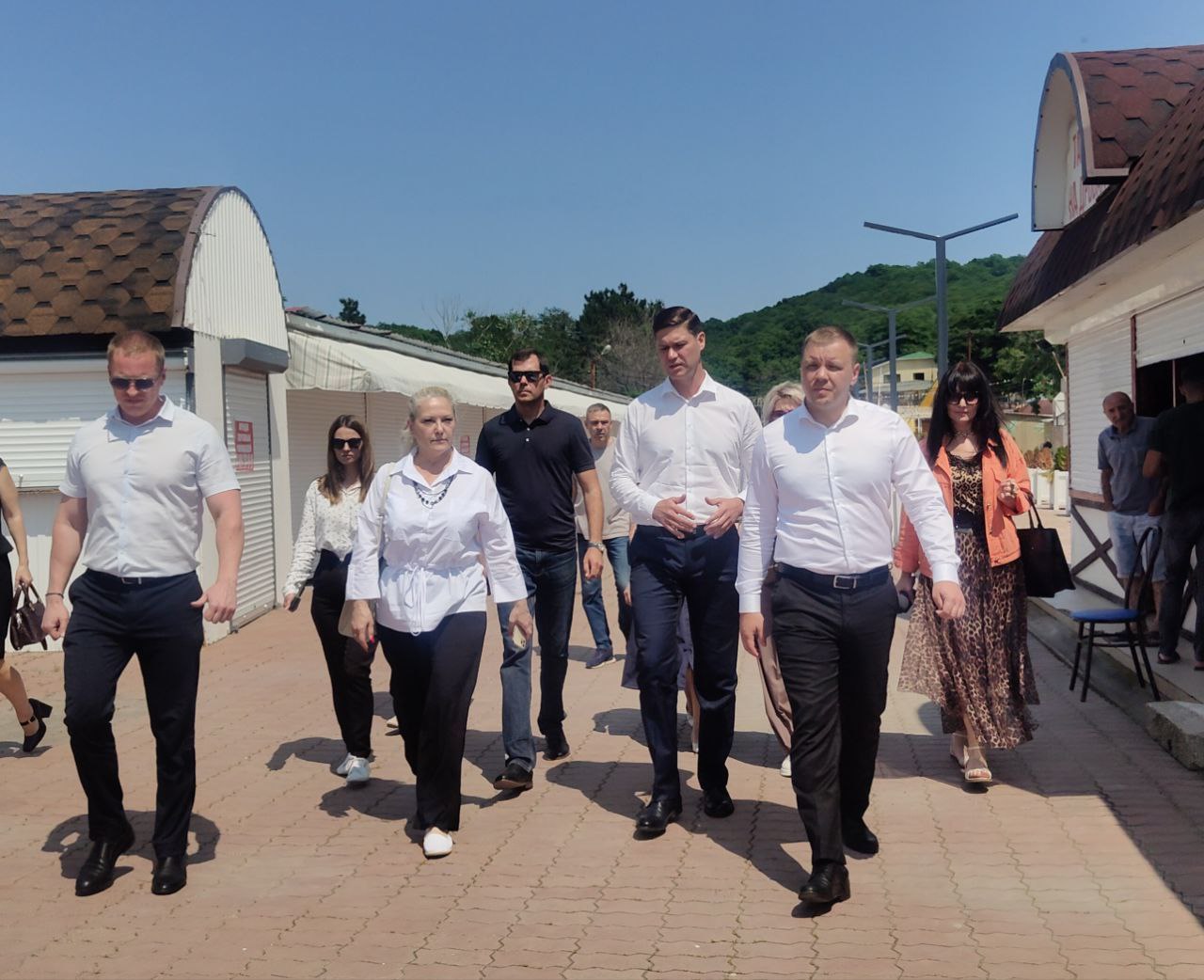 Провели с депутатом Госдумы Сергеем Алтуховым и представителями министерства курортов, туризма и олимпийского наследия Краснодарского края объезд по пляжам Туапсинского округа Мы проводим уже пятую за последнее время проверку. С пользователями пляжных территорий мы в постоянном контакте. Прежде всего, проверяем пляжи на безопасность. Но так же большую роль играет и их внешний вид. Прибрежная зона должна быть привлекательной для туристов общественной территорией без уродливых ларьков и прочих нагромождений. Надо отдать должное нашим хозяйствующим субъектам. Большинство из них наши замечания слышат и принимают во внимание. А всё, что размещено на пляжах незаконно, несомненно будет ликвидировано. Также в ходе объезда всегда обращаю внимание на состояние инвентаря. Лежаки, навесы, аэрарии должны быть в хорошем состоянии и надлежащего внешнего вида. Сергей Алтухов хотел увидеть, как реализуется концепция развития пляжных территорий в нашем муниципалитете. Он отметил, что сдвиги есть. И основная часть пляжей благоустроена. Но имеются и недочеты – там, где пользователи недобросовестно подходят к своей работе. В этом году будем использовать принцип прошлого года – расторгать договоры с недобросовестными арендаторами. Курортный сезон короткий – времени на уговоры нет.