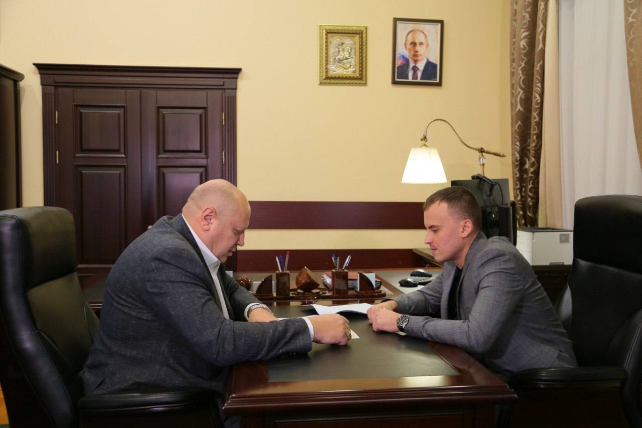 Мэр Омска Сергей Шелест стал наставником участника СВО Павла Журавлева Герой имеет инженерное и юридическое образование В будущем видит себя на государственной или муниципальной службе Уже в среду Журавлев встретится со спикером горсовета Владимиром Корбутом