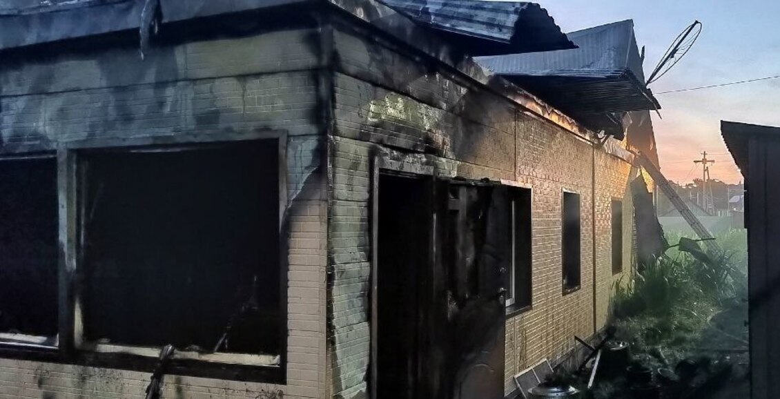 Стали известны подробности пожара деревянного дома в Петропавловске-Камчатском По данным камчатских сотрудников МЧС, сообщение о пожаре пришло слишком поздно - о возгорании сообщила девушка, проезжавшая мимо дома. В тушении огня участвовали две пожарные бригады. Нажмите для подробностей -
