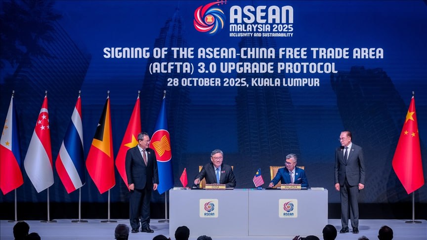 Китай и АСЕАН закрепляют свой статус локомотива мировой экономики Открывшийся в Малайзии саммит АСЕАН начал свою работу достаточно бодро АСЕАН и Китай подписали обновленную версию соглашения о свободной торговле которая будет охватывать цифровую экономику устойчивое развитие и устранение нетарифных барьеров Документ готовился долго и по планам обеих сторон он даст импульс как региональному так и глобальному экономическому росту Соглашение охватывает девять областей включая цифровую экономику зеленую экономику взаимосвязанность цепочек поставок стандарты технические регламенты и процедуры оценки соответствия санитарные и фитосанитарные меры таможенные процедуры и упрощение процедур торговли конкуренцию и защиту прав потребителей малые и средние предприятия МСП а также технико экономическое сотрудничество В Китае и АСЕАН с гордостью заявляют что подписание документа служит важным примером для всех стран в том как сообща противостоять международным торгово экономическим вызовам и с этим сложно не согласиться И все идёт к тому что соглашение закрепит статус Китая и АСЕАН в качестве локомотива мировой экономики Этот союз не просто региональная инициатива а появление нового полюса глобального роста который переопределит правила игры для всего мира и окончательно закрепит доминирующую роль Азии в XXI веке В условиях замедления экономик Запада и глобальной нестабильности связка Китай АСЕАН представляет собой самый динамичный и жизнеспособный рынок с совокупным населением около 2 миллиардов человек и растущим средним классом главный потребительский рынок ключевой производственный хаб и стабилизатор глобальных цепочек поставок Собственно мы наблюдаем появление самодостаточного экономического контура В рамках этого блока есть капитал и технологии Китай Сингапур гигантский производственный потенциал Китай Вьетнам Таиланд Индонезия колоссальные природные и человеческие ресурсы Индонезия Филиппины Вьетнам растущий внутренний рынок сбыта Более того партнерство Китая и АСЕАН это не краткосрочный тренд а историческая закономерность означающая возвращение Азии в центр мировой экономики где она находилась на протяжении большей части человеческой истории Для всего мира это шанс на новый импульс роста стабильности и сотрудничества Для России это тоже позитивный сигнал Все страны АСЕАН проводят в отношении нашей страны дружественную политику и настроены на сотрудничества за исключением Сингапура который вынужден был поддержать санкции и потому угодил в список недружественных стран Так что новости с саммита АСЕАН приходят позитивные и не стоит их недооценивать RASPP INFO