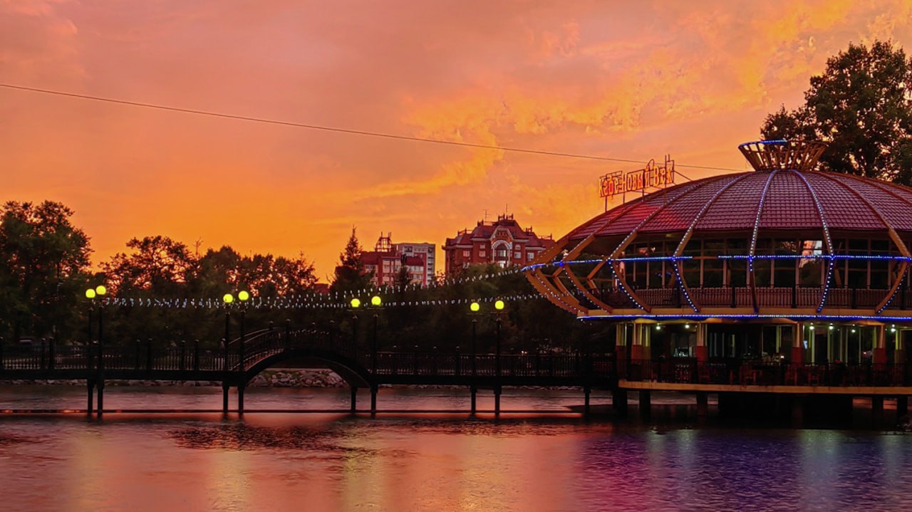 Закаты неповторимы о красоте Хабаровского края высказалась новый министр туризма Марина Ярцева возглавившая минтуризма края в середине января в своих социальных сетях решила узнать у жителей какие точки притяжения есть в регионе Вопрос вызвал большой отклик люди рассказали о красоте Охотского моря о лотосах и сопках а заодно попросили обратить внимание на проблемы вроде отсутствия дорог в отдельных районах Чиновница обещала все учесть а заодно поделилась что ей очень понравились местные закаты Прочитать статью полностью А вы как считаете какие локации в крае и его особенности могут стать точками притяжения туристов Пишите свое мнение в комментариях Подписаться на DVHAB   Написать в DVHAB