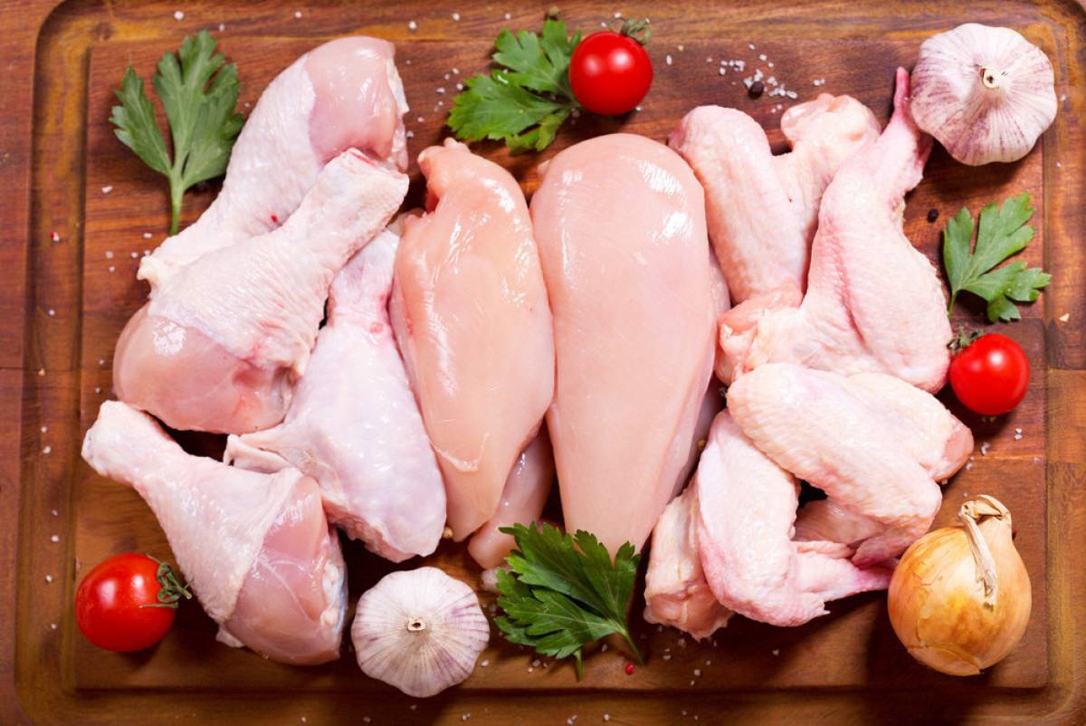 Существенного подорожания курятины не ожидается МСХ На брифинге на площадке Правительства министр сельского хозяйства Айдарбек Сапаров прокомментировал ситуацию с ценами на мясо птицы Есть такое понятие товар субститут При росте стоимости одного вида продукции потребитель переключается на другой Но на сегодняшний день ситуация с курятиной остается стабильной отметил министр По его словам индекс цен на социально значимые продовольственные товары за последнюю неделю увеличился всего на 0 1 Такой же рост зафиксирован и с начала сентября Для сентября это достаточно хорошая цифра поэтому мы не ожидаем повышенной волатильности по мясу птицы С августа рост составил лишь 1 Существенного подорожания не прогнозируется сказал Сапаров baq rus