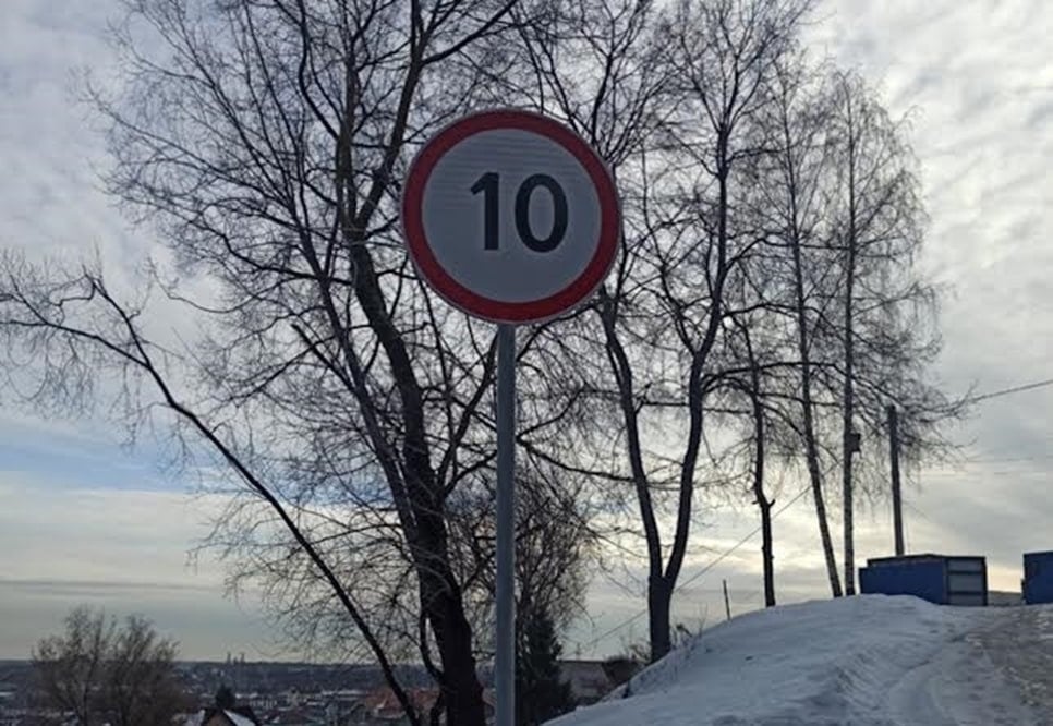 Скорость движения ограничили на участке улицы Лысогорской в Нижнем Новгороде  Именно на этой улице уже неоднократно опрокидывались грузовики.  Теперь на участке улицы от дома №140 до дома №174 скорость движения автомобилей ограничена до 10 км/ч.  Соблюдение скоростного режима будут фиксировать камеры фотовидеофиксации нарушений ПДД.    Подписаться   Прислать новость    ГТРК «Нижний Новгород» в VK