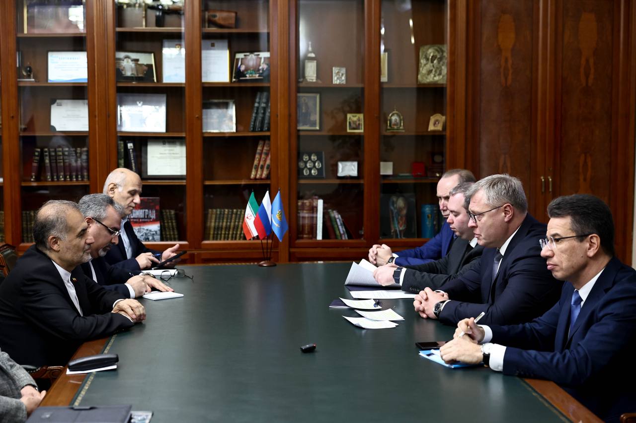 Иранская компания построит цементный завод в Астраханской области Иранская компания Shahrood Cement один из ведущих производителей цемента в стране подписала меморандум о строительстве нового завода в Астраханской области Соглашение заключено с управляющей компанией особой экономической зоны ОЭЗ Лотос в присутствии губернатора Игоря Бабушкина и посла Ирана в России Казема Джалали Проект планируется реализовать на территории ОЭЗ Лотос где уже ведется строительство другого иранского предприятия завода бытовой химии Губернатор Бабушкин отметил что развитие строительной отрасли в регионе увеличивает потребность в стройматериалах делая новый завод актуальным Исламская Республика Иран является ведущим партнером региона подчеркнул он добавив что товарооборот за девять месяцев вырос на 12 Южная служба новостей