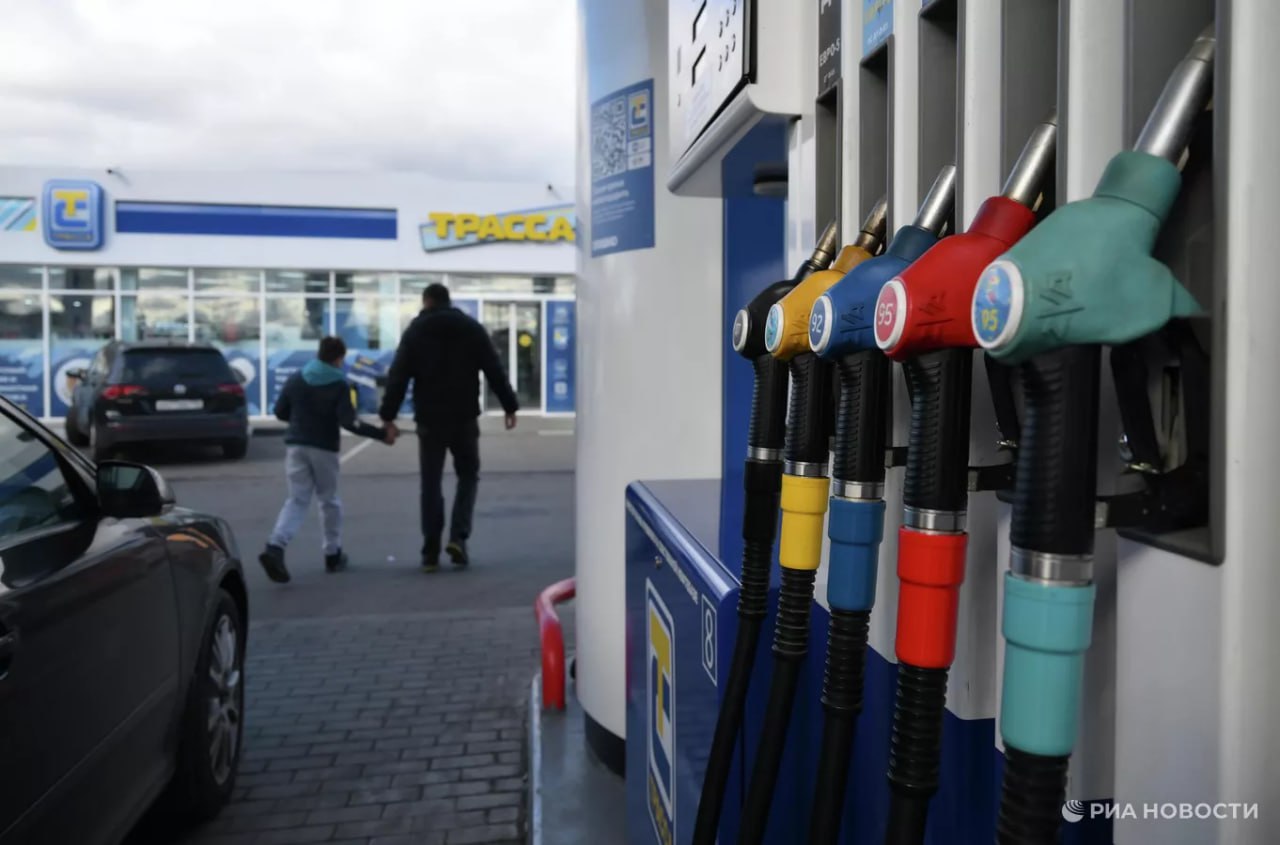 Российские автомобилисты на АЗС в 2025 году кроме топлива чаще всего покупали сигареты кондитерские изделия кофе и чай рассказали РИА Новости аналитики ОМТ Консалта В числе других популярных товаров вода энергетики сладкие газированные напитки и готовая еда Доля выручки от продажи нетопливных товаров и услуг на российских АЗС составляет от 3 7 до 4 1 от общей выручки Подписаться на РИА Новости экономика Все наши каналы