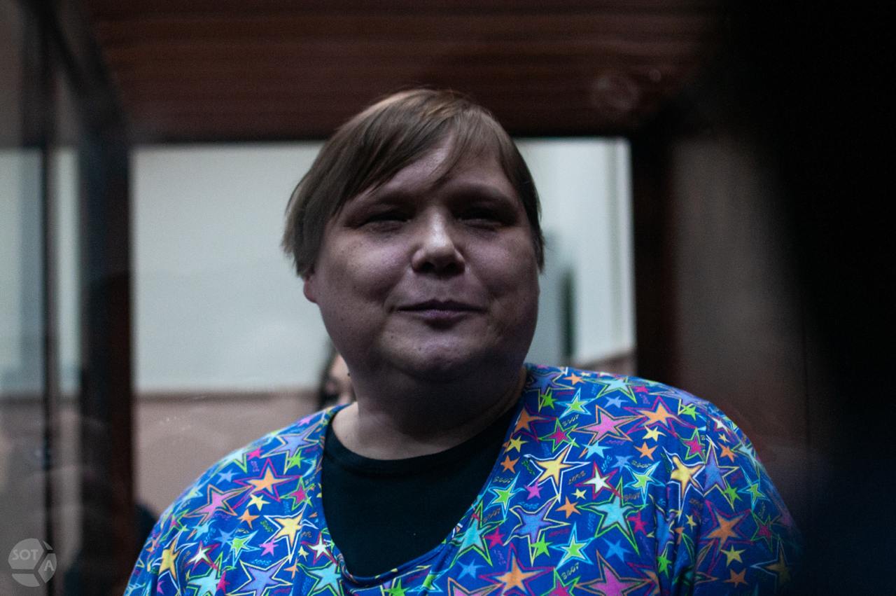 Суд отменил смягчение наказания авторке телеграм канала Адские бабки Александре Баязитовой Владимирский областной суд отменил решение нижестоящей инстанции о замене Баязитовой заключения на принудительные работы Об этом сообщают Владимирские новости С просьбой не допустить смягчение наказания обратился прокурор он назвал такое решение поспешным поскольку Баязитова получила в колонии только одно поощрение В ноябре 2023 года журналистку и авторку телеграм канала Адские бабки Александру Баязитову приговорили к пяти годам колонии по делу о вымогательстве у топ менеджера Промсвязьбанка Александра Ушакова Следствие утверждало что Баязитова и медиатехнолог Ольга Архарова требовали 1 2 млн рублей за отказ от негативных публикаций Журналистка вину не признала Баязитову отправили в заключение несмотря на имеющиеся у нее проблемы со здоровьем диабет гипертонию и глаукому 9 сентября Судогорский суд Владимира заменил журналистке пребывание в колонии на принудительные работы сроком 10 месяцев и 18 дней Фото SotaVision Владимирскаяобласть