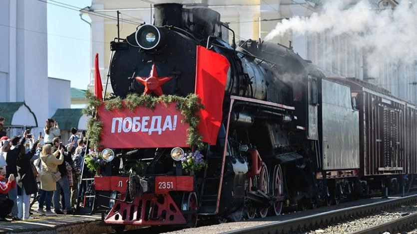 В честь празднования 80-й годовщины в Челябинск примчится «Поезд Победы» В Челябинске Южно-Уральская железная дорога по случаю 80-летия Победы Великой Отечественной войне проведет торжественные мероприятия с участием ретропоездов на паровой тяге. Об этом сегодня, пятого мая, сообщили в администрации Челябинска. В областной центр «Поезд Победы» прибудет 7 мая. В состав ретропоезда входят «теплушки» с артистами в военной форме. По прибытии на перронах будет организовано выступление творческих коллективов. Также для жителей и гостей Челябинска организуют выставку военной техники и интерактивной экспозиции. В Центре исторического наследия ЮУЖД пройдут тематические мастер-классы, викторины и просмотр документальных фильмов. «В этот день вход в Центр для посетителей бесплатный», – отметили в администрации. URALPRESS.RU