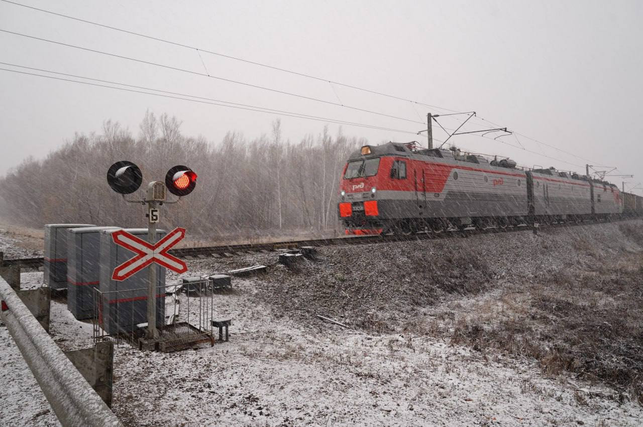 Снизили количество ДТП на переездах в 2024 году    В 2024 году на ДВЖД произошло 13 столкновений поездов с автомобилями на железнодорожных переездах, что на два случая меньше, чем в предыдущем году.  К сожалению, в этих ДТП пострадали 9 человек, погиб один.   Все происшествия связаны с нарушением водителями правил дорожного движения и выездом на пути перед приближающимся составом, несмотря на запрещающие сигналы.  Большая часть ДТП произошла:  в Хабаровском крае — 6,  в Приморском крае — 4,  в ЕАО — 2,  в Амурской области — 1.  Значительного снижения количества столкновений удалось добиться в Сахалинской области: в 2024 году не зафиксировано ни одного случая, тогда как в 2023 году – 7.   Снижение — хорошо, но наша цель — полностью исключить дорожно-транспортные происшествия. Для этого проводим большую профилактическую работу в автошколах, автопредприятиях, совместно с ГИБДД и муниципальными властями. Выявляем и закрываем несанкционированные переезды через железнодорожные пути, проводим ремонт и реконструкцию действующих объектов, устанавливаем сигнализации и заградительное оборудование.   Автомобилисты помните! Железнодорожный транспорт имеет преимущество перед остальными участниками движения. Необдуманный риск и спешка могут обернуться трагедией не только для вас, но и для машинистов, а также пассажиров.    Соблюдайте правила дорожного движения!