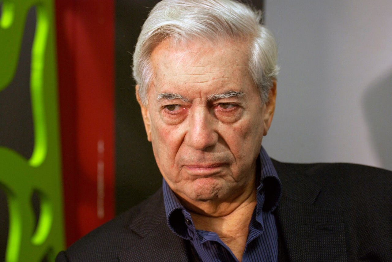 Умер лауреат Нобелевской премии по литературе Марио Варгас Льоса. Ему было 89 лет. О смерти писателя сообщил его сын в соцсетях, также он уточнил, что публичного прощания с отцом не будет, в соответствии с его волей останки будут кремированы. Льосу называют одним из наиболее значительных писателей XX века. Он получил Нобелевскую премию по литературе в 2010 году «за картографию структуры власти и яркие образы сопротивления, восстания и поражения индивида». Одно из его самых известных произведений — роман «Город и псы». Среди других работ писателя — роман «Праздник Козла», действие которого происходит в Доминиканской Республике вокруг убийства диктатора Рафаэля Леонидаса Трухильо. Роман также включает обширные размышления о расцвете диктатуры в 1950-х годах и её значении для острова и жителей. Фото: Wikipedia.