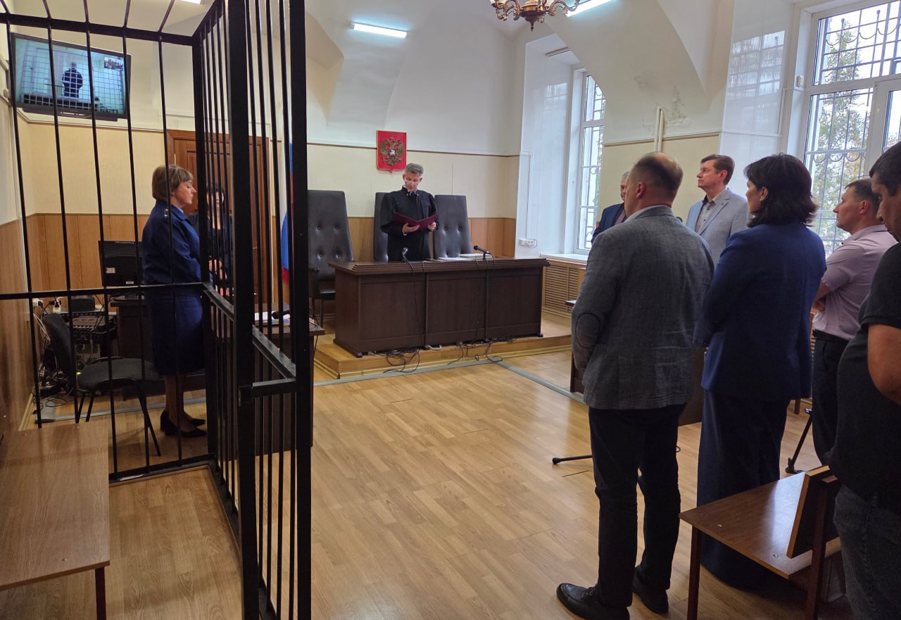 Суд смягчил приговор Дмитрию Дубовенко за смертельное ДТП в Туле  Как сообщили нам в пресс службе областного суда вместо 4 5 лет в исправительной колонии 4 года и 4 месяца в колонии поселении  Кроме того изменился и срок запрета деятельности связанной с управлением транспортом с 3 лет до 2 лет и 6 месяцев Подписывайтесь на