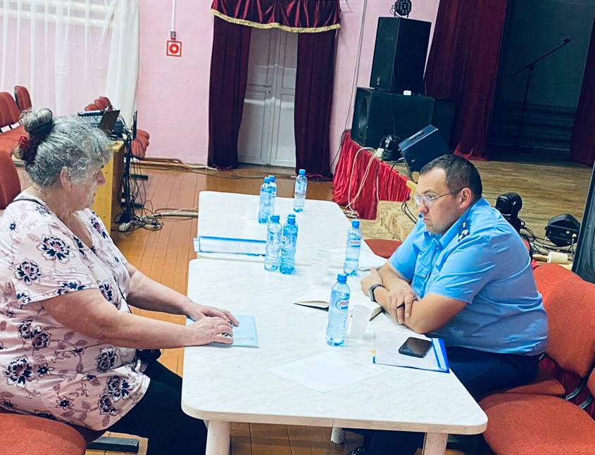 За помощью к прокурору Ханты-Мансийский межрайонный прокурор Сергей Мингалев провел личный прием граждан в селе Нялинское К прокурору обратилось 7 человек. Вопросы, которые поднимались гражданами: содержание муниципального жилищного фонда; завышение стоимости услуг по вывозу ЖБО; необходимость благоустройства муниципального кладбища. Все обратившиеся получили необходимые правовые консультации. Организованы проверочные мероприятия.