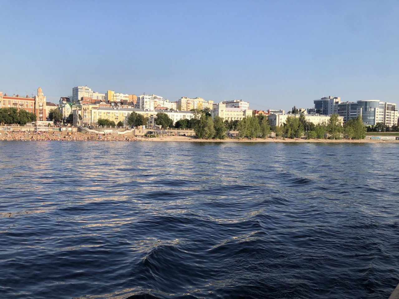 Самарцев просят оценить качество городской среды и мобильность Разрабатывается Единый документ территориального планирования и градостроительного зонирования Самары Министерства градостроительной политики Самарской области проводит опрос для сбора мнений и предложений самарцев по развитию городской среды Запущена специальная онлайн платформа для разработки Единого документа территориального планирования и градостроительного зонирования Самары Сейчас развитие города регулируется двумя основными документами Генеральным планом и Правилами землепользования и застройки Иногда между ними возникают разночтения Задача Единого документа объединить их в одну систему пояснили в министерстве Такой подход должен упростить процедуры согласования и утверждения решений обеспечить устойчивое и комплексное развитие города Каждый житель Самары может внести свой вклад пройдя анонимные опросы о качестве городской среды и мобильности горожан Ответы помогут выявить наиболее значимые городские проблемы понять потребности жителей и перспективы развития Самары а также выработать рекомендации по градостроительной политике Единый документ разрабатывают специалисты Научно исследовательского института перспективного градостроительства НИИ ПГ г Санкт Петербург в рамках госконтракта