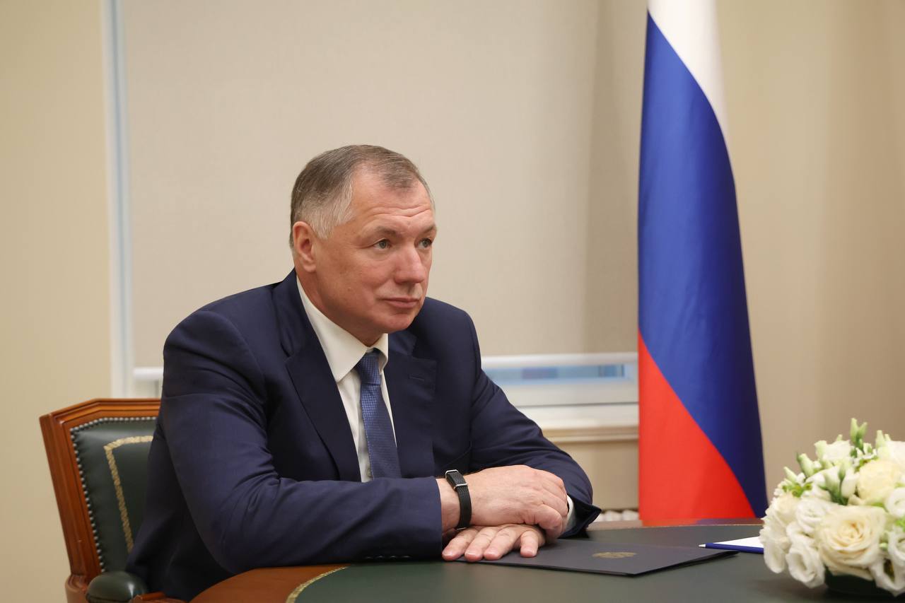Также провел рабочую встречу с губернатором Санкт-Петербурга Александром Дмитриевичем Бегловым У города есть большой потенциал для развития, привлечения новых инвестиций, строительства жилья. Все это требует хорошей транспортной доступности. В этом контексте обсудили вопросы расширения метро. В целом, если говорить о социально-экономическом развитии северной столицы, то работа идет планомерно, есть успехи по многим федеральным проектам и программам. В 2024 году городу поставлено 450 новых автобусов. Также прошлый год закончили хорошо по приведению дорог к нормативу, с небольшим превышением показателей - 71,8% доля региональных дорог, 85% - в крупнейших агломерациях. Продолжается строительство транспортной развязки к аэропорту Пулково. Полезный, хороший проект. Конечно, всегда есть над чем работать. Главное, не сбавлять темпов!