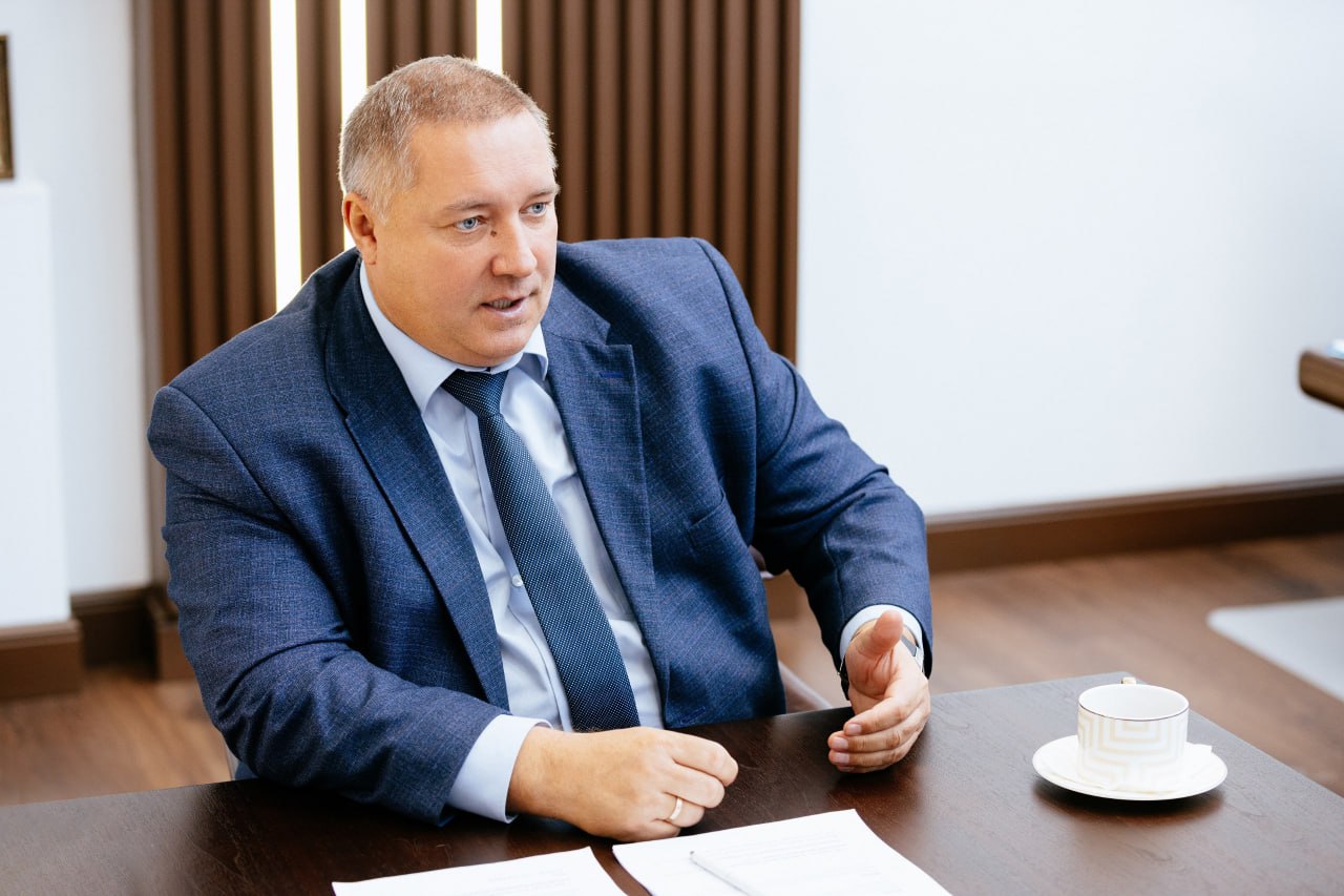 Заявления главы Кузбассэнерго Виктора Лариошкина СГК увеличила оценку модернизации Приморской ГРЭС в рамках ДПМ 2 с 70 до 108 млрд рублей 54 Причина рост ставки ЦБ и стоимости кредитов а также увеличение цен на материалы оборудование и выполнение работ СГК оценивает модернизацию энергоблока 2 на 315 МВт Рефтинской ГРЭС в 30 млрд рублей Выполнить работы планируется с 01 06 28 по 01 12 29