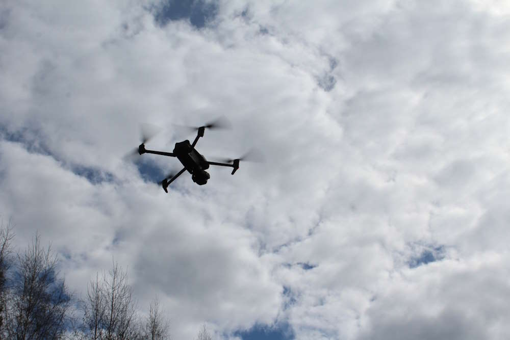 Администрация губернатора разработала новый порядок контроля за полетами беспилотников Его предполагается утвердить указом губернатора С конца 2022 года в Пермском крае действовал запрет на полеты беспилотников не согласованные с оперштабом Исключение делалось лишь для беспилотников используемых организациями с госучастием органами власти организациями эксплуатирующими объекты водоснабжения и водоотведения ТЭК Сейчас предлагается обязать организаторов полетов не менее чем за 1 час уведомлять полицию и Единую дежурно диспетчерскую службу 112 о запланированном запуске типе БПЛА зоне полета и продолжительности Фото Freepik Подписаться на Интересную Пермь в ТГ в МАХ