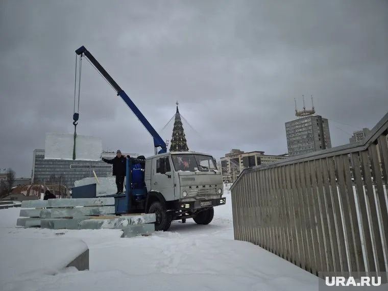 Губернатор Прикамья попросил уберечь жителей от лизания ледяных скульптур  Посетители главного ледового городка на пермской эспланаде могут начать лизать скульптуры, которые будут представлять собой различные сладкие угощения. Такое шуточное предположение сделал губернатор Прикамья Дмитрий Махонин на заседании регионального правительства. После доклада главы Перми Эдуарда Соснина о подготовке города к Новогодним каникулам Махонин напомнил чиновникам о необходимости обеспечить безопасность во время празднования.  «Эдуард Олегович наставит всяких скульптур в виде десертов, а любознательные любители сладкого языки наприлепляют к ним. А мы потом будем им экстренно оказывать помощь. Поэтому все должно быть налажено», — пошутил губернатор.  Источник