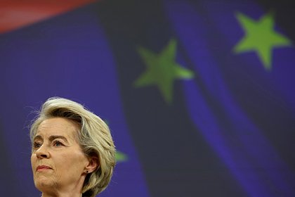 Глава Еврокомиссии рассказала о разговоре с Трампом Глава Еврокомиссии Урсула фон дер Ляйен заявила, что провела телефонный разговор с президентом США Дональдом Трампом. Об этом он написал в социальной сети Х. Фон дер Ляйен уточнила, что ЕС для достижения торговой сделки с США понадобится время до 9 июля. «Хороший телефонный разговор с президентом США… Европа готова продвигать переговоры быстро и решительно. Для достижения хорошей сделки нам потребуется время до 9 июля», — уточнила она. Ранее Трамп назвал цель введения пошлин в 50 процентов против ЕС. «Я не рассчитываю на торговую сделку с Европой. Либо компании переносят производство в США, либо будут платить», — подчеркнул он. До этого стал известен возможный ответ Евросоюза на пошлины Трампа.