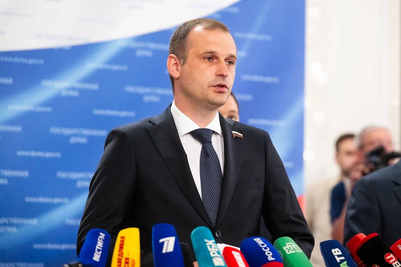 Сергей Леонов: Работа Красного Креста должна быть закреплена в законе Заместитель руководителя фракции ЛДПР в Госдуме Сергей Леонов поддержал законопроект, который впервые на федеральном уровне регулирует деятельность Общероссийской общественной организации «Российский Красный Крест». Документ приведёт российское законодательство в соответствие с нормами Женевской конвенции, согласно которой работа национальных обществ Красного Креста должна быть зафиксирована в правовых системах стран, где они действуют. Подобные законы уже приняты почти во всех государствах СНГ. «Красный Крест несёт важную гуманитарную функцию, помогает в зоне СВО, поддерживает жителей Курской и Белгородской областей, участвует в эвакуации раненых. Данную инициативу нужно поддержать», — отметил Сергей Леонов. Принятие закона позволит повысить правовой статус организации и усилить международное сотрудничество в гуманитарной сфере.