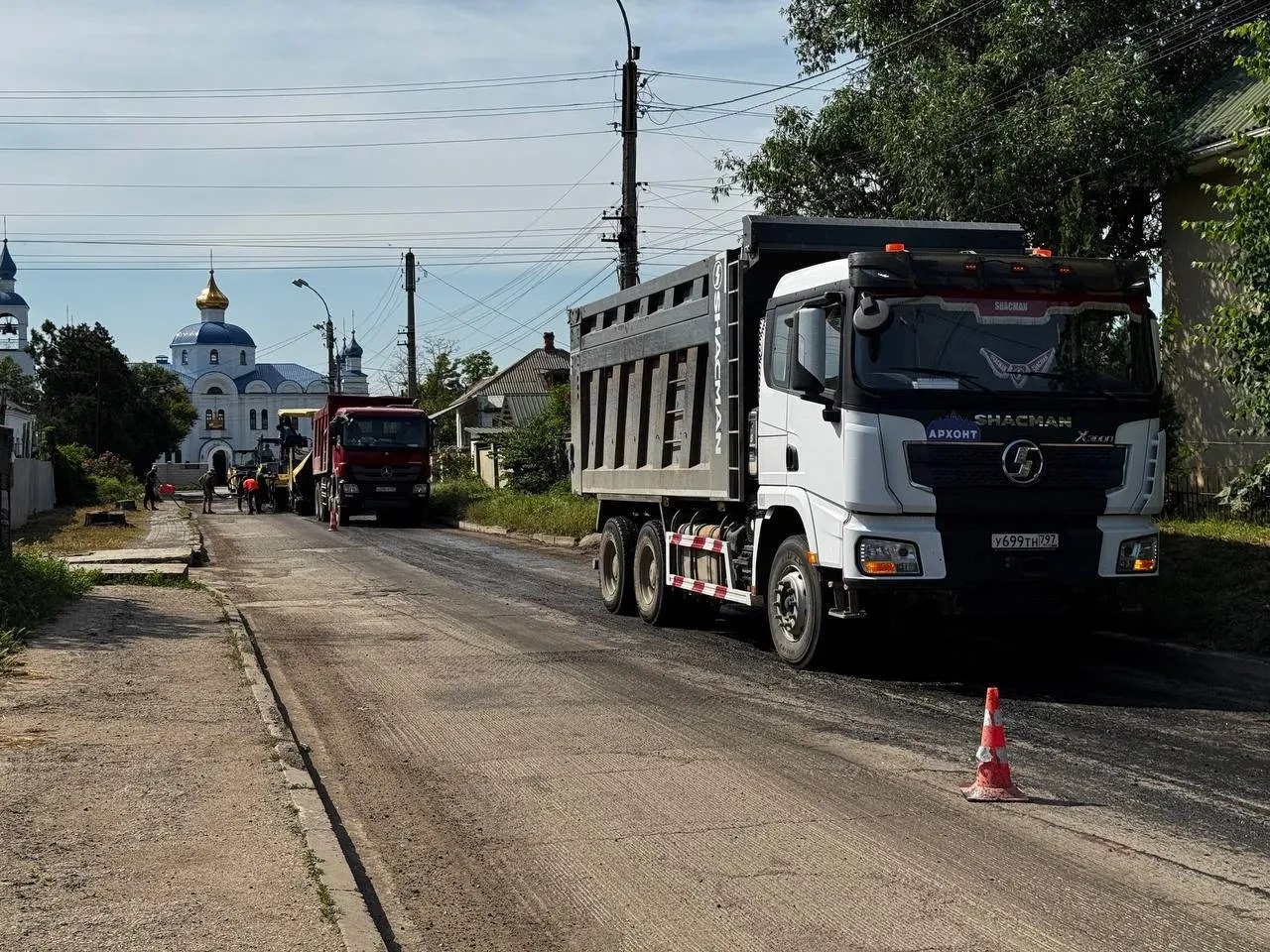 Дорогу по улице Энергетиков в Керчи начали асфальтировать   Работы по асфальтированию дороги на улице Энергетиков ведутся в рамках частичного ремонта.   Керченский филиал ГУП РК «Крымавтодор» до этого выполнил фрезерование старого покрытия.   На объекте ведется укладка 100 тонн нового асфальта. Данный объем рассчитан на 700 кв м дорожного полотна.  Будет решена проблема и скопления воды в месте пересечения дороги с улицей Орджоникидзе.   Запланирована корректировка высоты основания дороги и уклон на улицу Орджоникидзе... подробнее