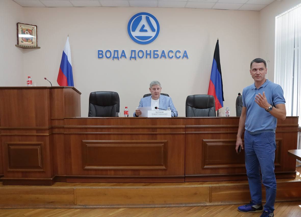 Глава Правительства ДНР встретился с работниками «Воды Донбасса» Правительство ДНР приступило к проработке механизма выделения дополнительных субсидий «Воде Донбасса» на покрытие убытков из-за вынужденного снижения платы за водоснабжение для жителей региона. Об этом сообщил врио председателя Правительства региона Андрей Чертков, который провел встречу с работниками предприятия. «Главные бухгалтера филиалов высказали беспокойство по поводу убытков, которые понесет предприятие в условиях снижения тарифа за водоснабжение и отмены оплаты за водоотведение. Обязательно поддержим коллег, по поручению Главы Республики Дениса Пушилина определяем механизм дополнительного субсидирования», — отметил Чертков. Он добавил, что для предприятия острым вопросом остается катастрофическая нехватка сотрудников. Поэтому, по словам Черткова, для привлечения кадров нужно повышать зарплаты, а для молодежи решать еще и жилищный вопрос. Кроме того, также необходимо с шефами-регионами проработать вопрос по оздоровлению и отдыху сотрудников «Воды Донбасса» и их детей. «Несмотря на все обстоятельства, специалисты компании ежедневно делают все возможное, чтобы обеспечить наших жителей водой: проводят работы по ее переброске, устраняют заторы и порывы на сетях, восстанавливают коммунальную инфраструктуру. Работают на пределе сил», — подчеркнул врио председателя. По его словам, сейчас в условиях дефицита формируется запас воды для заполнения систем отопления к осенне-зимнему сезону.