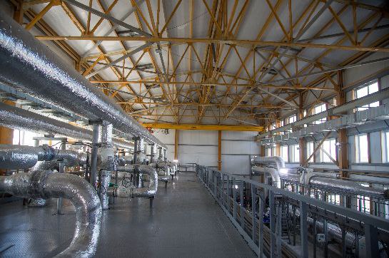 В Амурской области в этом году начнут строить восемь газовых котельных Большинство заменят угольные Работы проведут в рамках национального проекта Инфраструктура для жизни Большие объемы работ проведут в Благовещенске В областном центре до 2029 года появится пять газовых котельных Первая из них блочно модульная начнет работать уже в этом году в районе улицы Чайковского Контракт на ее строительство заключили в конце прошлого года Она будет отапливать три социальных объекта и новый жилой район Зейский бульвар Ввод ее в эксплуатацию запланирован в текущем году Вторую газовую котельную в 2026 2027 годах построят в поселке Аэропорт Она заменит существующую угольную котельную Три наиболее мощных объекта построят по концессионному соглашению в период с 2026 по 2029 год Одну из них начнут строить в районе улицы Первомайской между улицами Ленина и Амурская Эта котельная на газовом топливе заменит угольные в 101 и 74 кварталах города Еще одну газовую котельную будут возводить в районе улиц Пушкина Рабочей третья котельная появится в районе Железнодорожной Эти объекты обеспечат теплом новые жилые комплексы у набережных Зеи и Амура Их ввод будет поэтапным начиная с 2027 года Новыми газовыми котельными пополнится Свободный Сейчас там проектируются и строятся сразу семь объектов В 2025 году в городе начали возводить еще две котельные одна из которых готова на 30 До конца текущего года их введут в эксплуатацию К концу 2026 года в Свободном будут работать десять газовых котельных которые обеспечат более половины всей тепловой энергии города сообщили в правительстве региона Помимо этого в 2026 году в Свободном начнут проектировать и в 2027 году строить ещё две котельные работающие на экологически чистом топливе Завершить их строительство планируют в 2027 году В планах в этом году начать строительство первой газовой котельной в Тынде