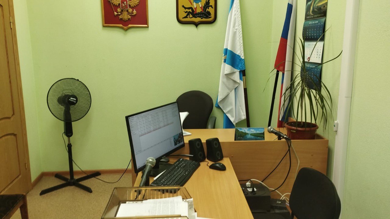В Архангельске вынесен приговор по уголовному делу о невыплате заработной платы Мировой судья судебного участка №7 Ломоносовского судебного района г. Архангельска согласился с позицией государственного обвинения и признал генерального директора ООО «Викарсо», 36-летнего индивидуального предпринимателя виновным по ч. 2 ст.145.1 УК РФ полная невыплата свыше двух месяцев заработной платы и иных установленных законом выплат и выплата заработной платы свыше двух месяцев в размере ниже установленного федеральным законом минимального размера оплаты труда, совершенные с корыстной и иной личной заинтересованности руководителем организации . Установлено, что подсудимый не выплачивал заработную плату и иные установленные законом выплаты свыше двух месяцев за период с мая 2023 года по май 2024 года перед 23 работниками обеспечивающими питание учеников МБОУ средняя школа № 51 и Уемской средней школы в общей сумме более 2 млн рублей. В то же время, имея реальную возможность погашения этой задолженности в полном объеме, израсходовал в названные периоды не менее 26 млн рублей на личные нужды – возмещение коммунальных расходов, арендную плату, погашение задолженностей по кредитным договорам, а также на расчеты с контрагентами – поставщиками и подрядчиками. Вину в инкриминируемых преступлениях подсудимый признал в полном объеме. Приговором суда ему назначено наказание в виде штрафа в размере 120 тыс. рублей. Кроме того, судом удовлетворены иски потерпевших о взыскании невыплаченных сумм.