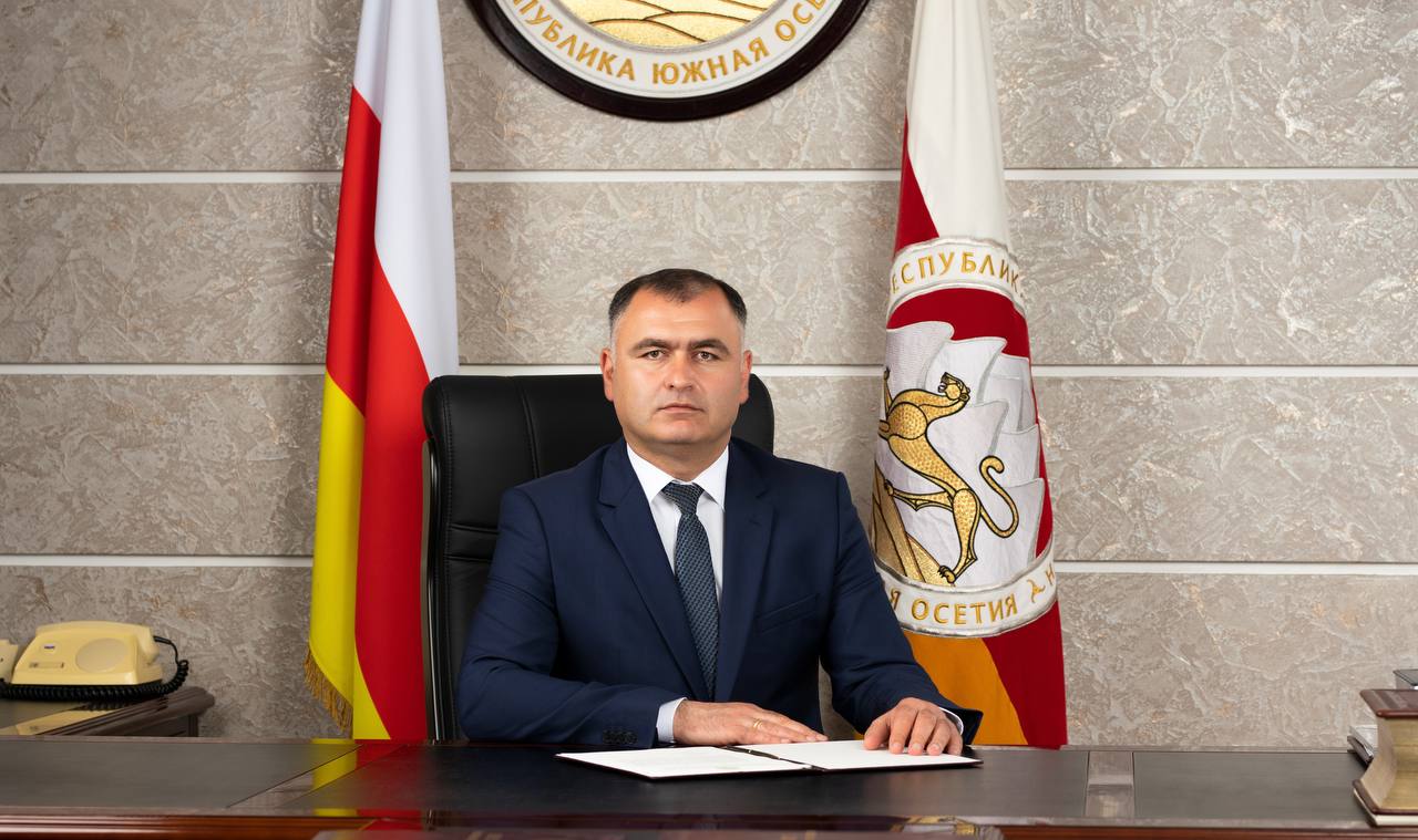 Президент Южной Осетии Алан Гаглоев отправил правительство в отставку Сегодня президент Алан Гаглоев подписал указ об отставке правительства сообщила пресс служба главы государства Глава государства своим указом освободил Константина Джуссоева от должности председателя правительства согласно его заявлению Временное исполнение обязанностей Председателя Правительства Республики Южная Осетия возложено на вице премьера Дзамболата Тадтаева Правительству Южной Осетии поручено исполнять свои обязанности до сформирования нового Правительства