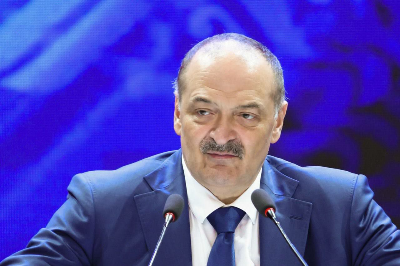 Сергей Меликов потребовал усилить работу с обращениями граждан в Дагестане. «Именно через обращения люди дают оценку деятельности органов власти и поднимают конкретные, зачастую острые проблемы», — отметил он. По данным Центра управления регионом, в 2024 году поступило около 98 тысяч обращений — на 10 тысяч больше, чем в 2023 году. Наибольшее количество жалоб и предложений касалось сферы энергетики, жилищно-коммунального хозяйства, состояния автомобильных дорог, уборки мусора и ликвидации свалок, а также благоустройства территорий. Географически больше всего обращений поступило из Махачкалы, Каспийска и Дербента. «Не все проблемы могут быть решены мгновенно, но важно, чтобы каждый случай рассматривался индивидуально, с привлечением различных уровней власти и профильных организаций», — подчеркнул Меликов.